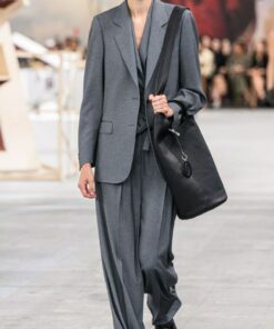 Костюмная поливискоза от Max Mara цвета серый меланж трендовые ткани купить онлайн с доставкой