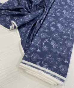 Темно-синий тонкой хлопок с принтом цветов купить в Москве со склада недорогие ткани с доставкой
