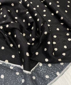 Вискоза с чёрным неправильным горошком на белом фоне популярные ткани 2024 года из пинтерест