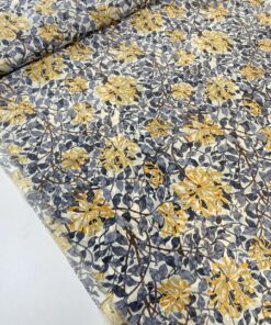 Шелковый молочный крепдешин с оранжевыми цветами купить в интернет-магазине в Москве