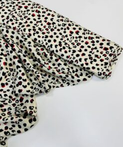 Шелковистая молочная вискоза с принтом пятен-сердечек в розницу и оптом купить недорого