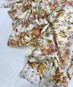 Шелковистая молочная вискоза с цветами из Италии купить в розницу недорого