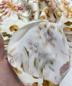 Шелковистая молочная вискоза с цветами из Италии купить в интернет-магазине в Москве