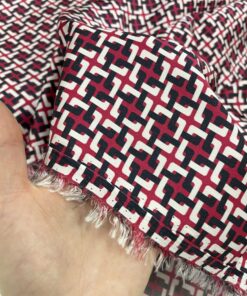 Шелковистая вискоза с абстрактным черно-красным принтом купить в розницу недорого