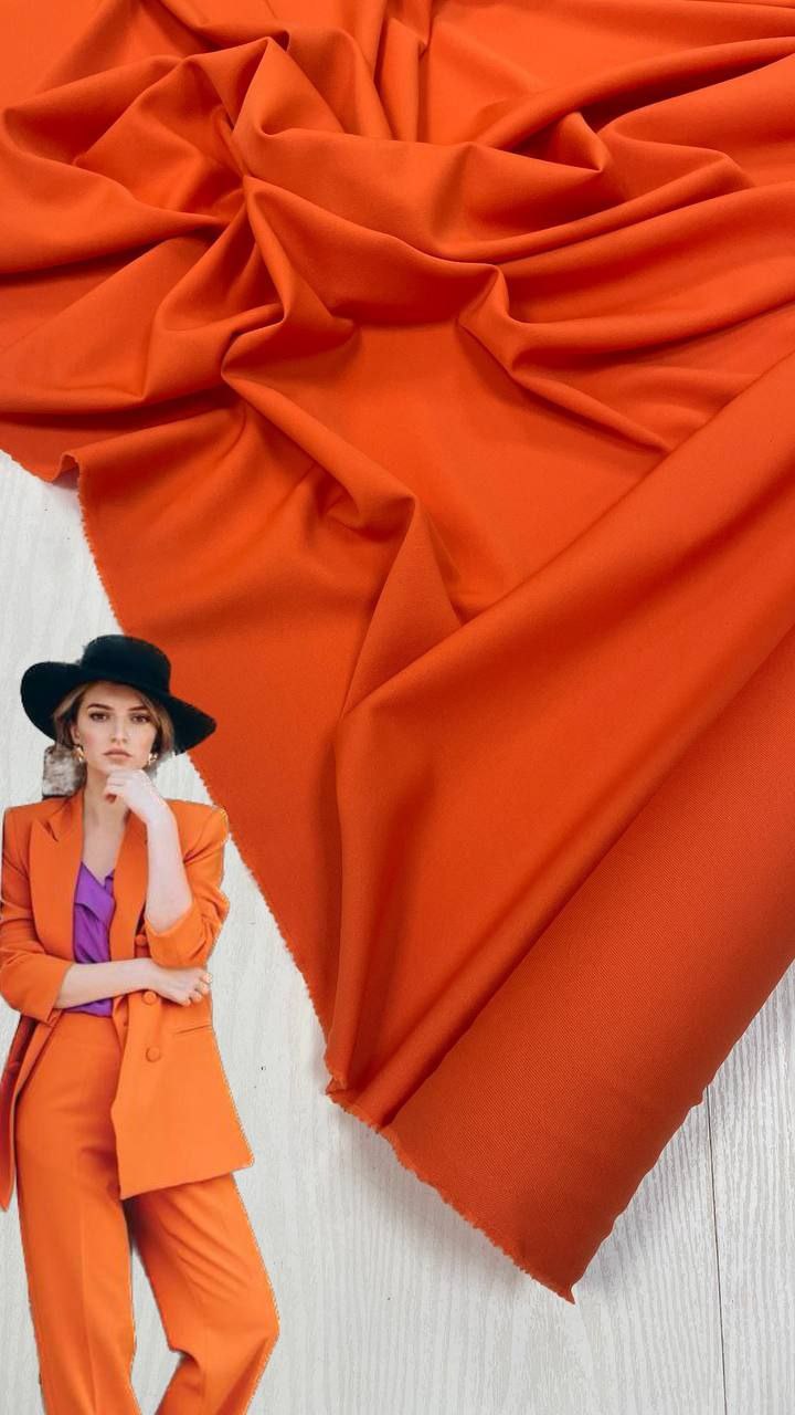 2025-10-13 12.59.47 Яркая красивая шерсть цвета мандарина от Escada