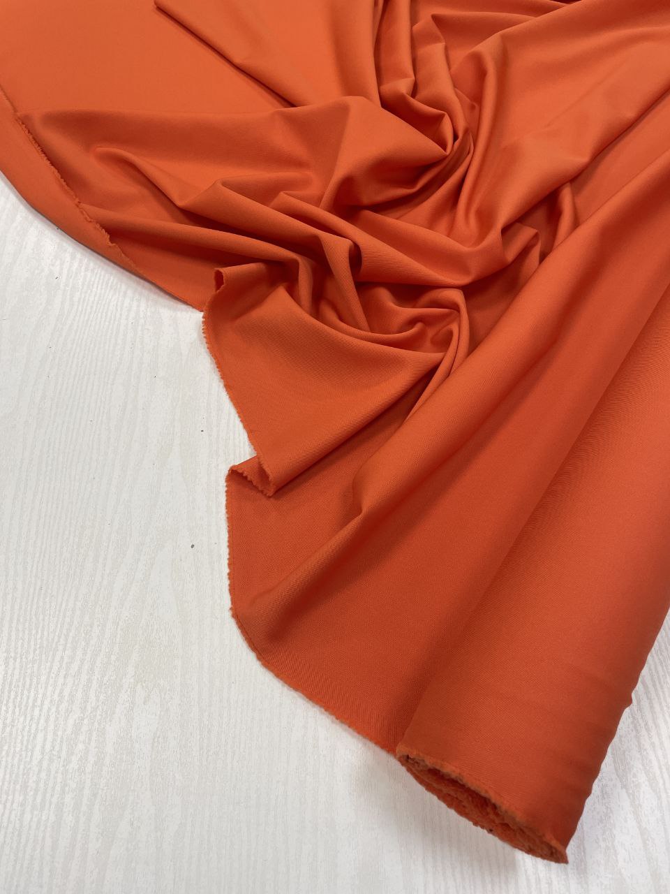 2025-10-13 12.59.52 Яркая красивая шерсть цвета мандарина от Escada