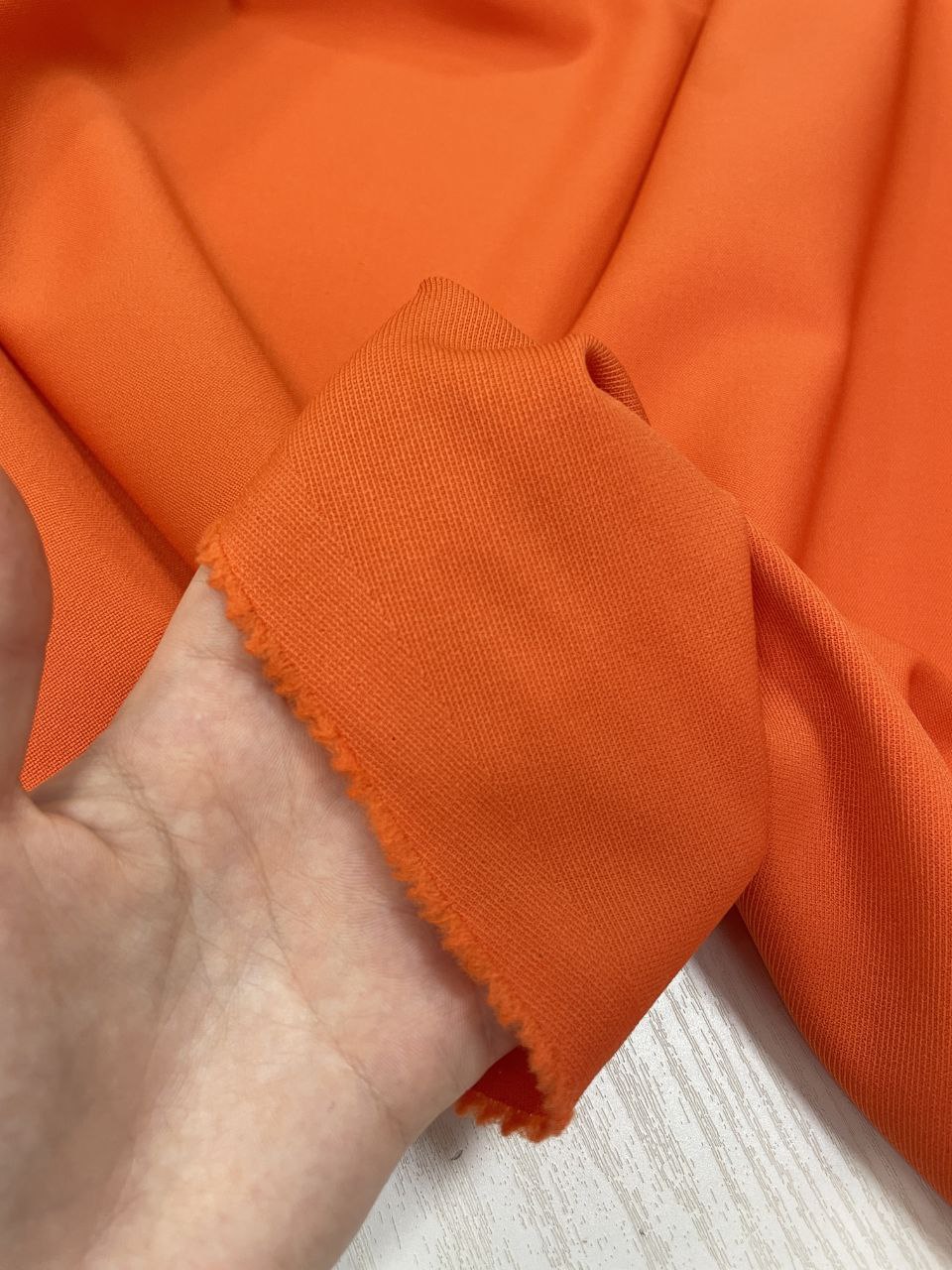 2025-10-13 12.59.56 Яркая красивая шерсть цвета мандарина от Escada