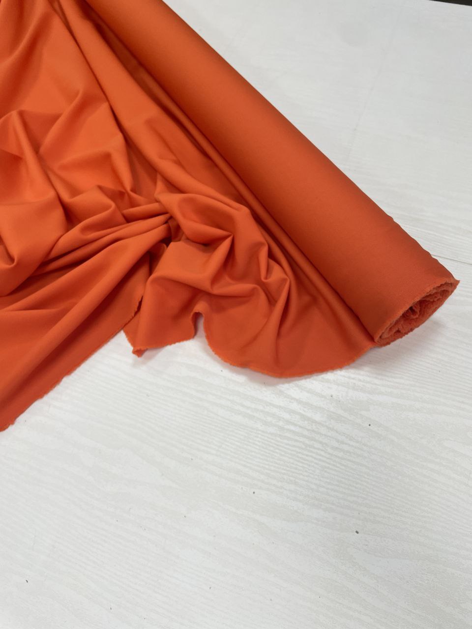 2025-10-13 12.59.58 Яркая красивая шерсть цвета мандарина от Escada