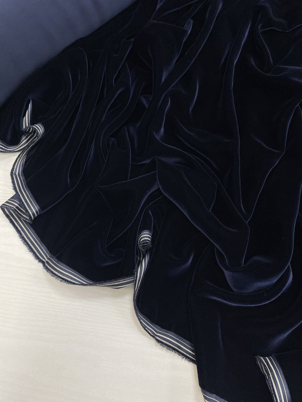 2025-11-07 13.55.12 Вискозный мягкий бархат синего цвета из Италии трендовые ткани купить онлайн с доставкой