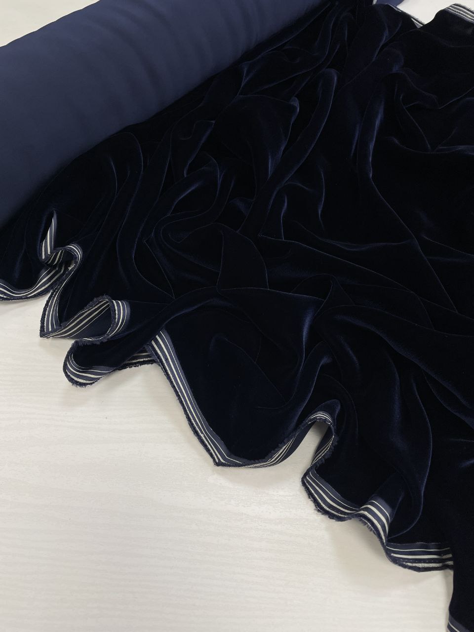 2025-11-07 13.55.14 Вискозный мягкий бархат синего цвета из Италии популярные ткани 2025 года из пинтерест