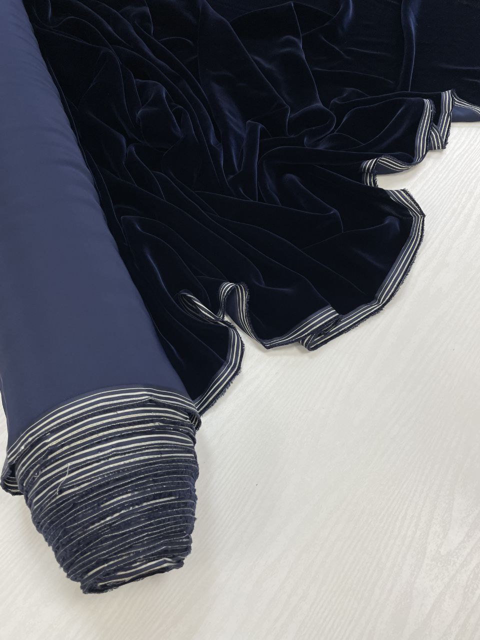 2025-11-07 13.55.15 Вискозный мягкий бархат синего цвета из Италии в розницу и оптом купить недорого