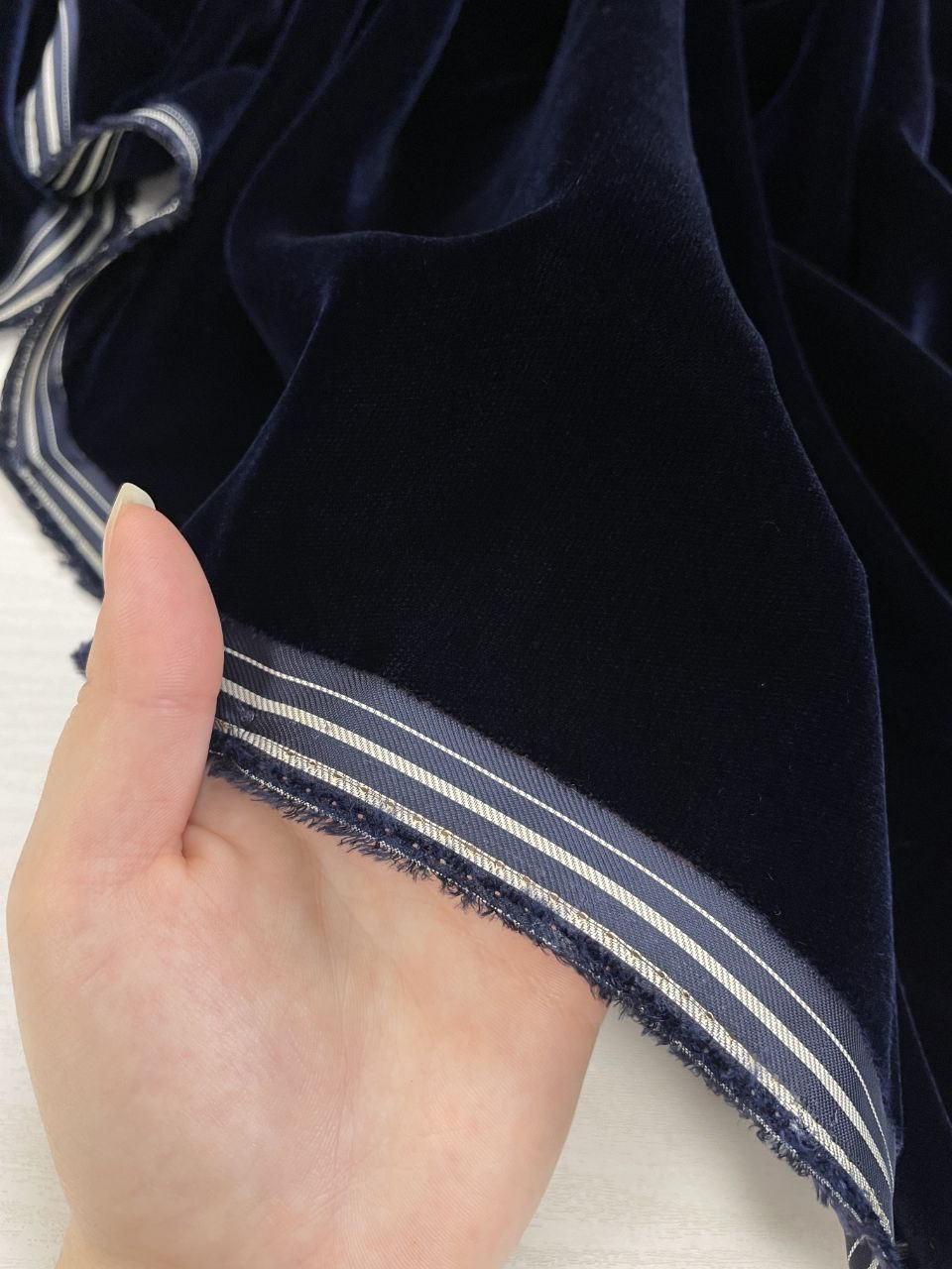 2025-11-07 13.55.17 Вискозный мягкий бархат синего цвета из Италии купить в розницу недорого