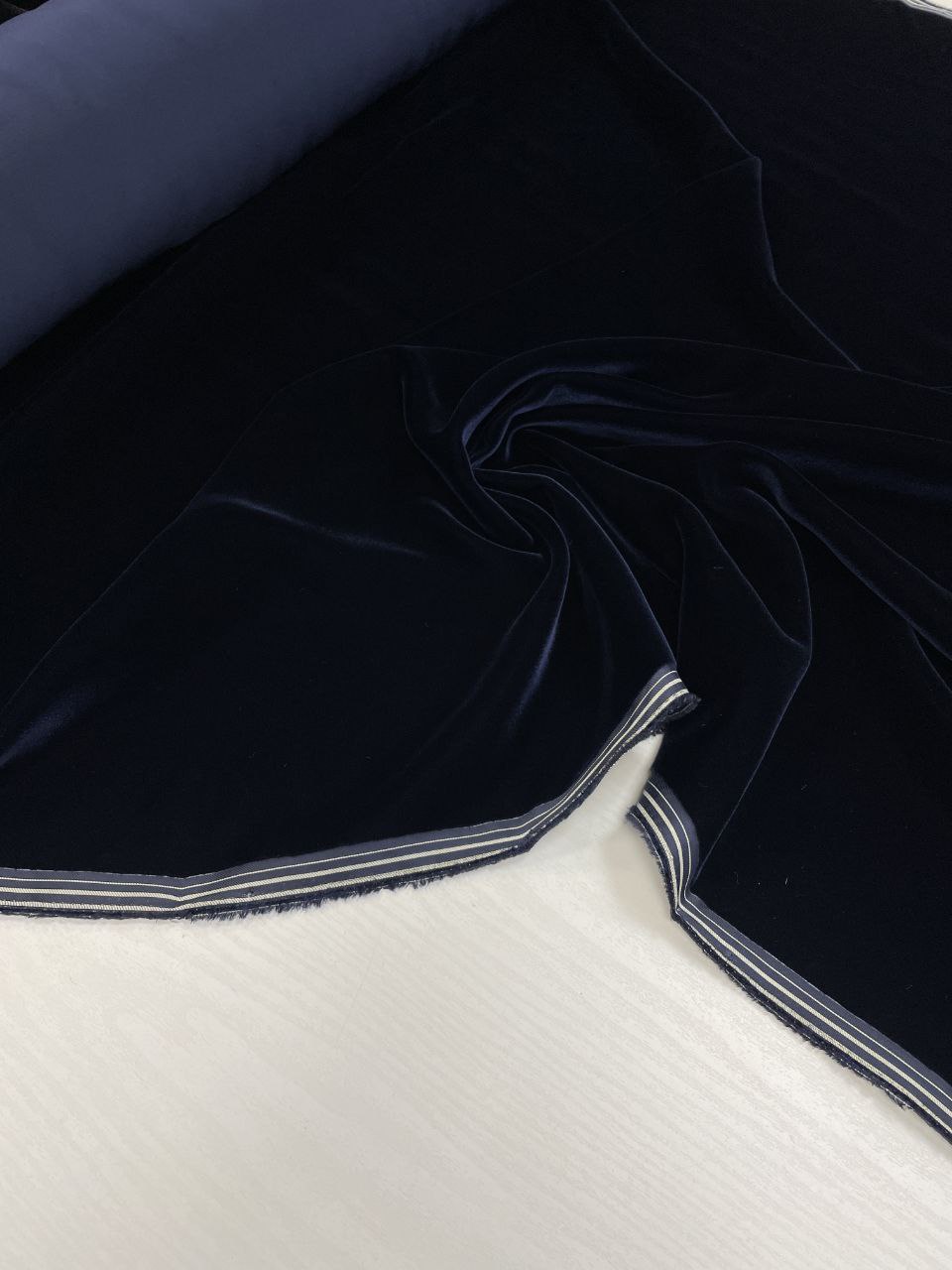 2025-11-07 13.55.18 Вискозный мягкий бархат синего цвета из Италии купить в интернет-магазине в Москве