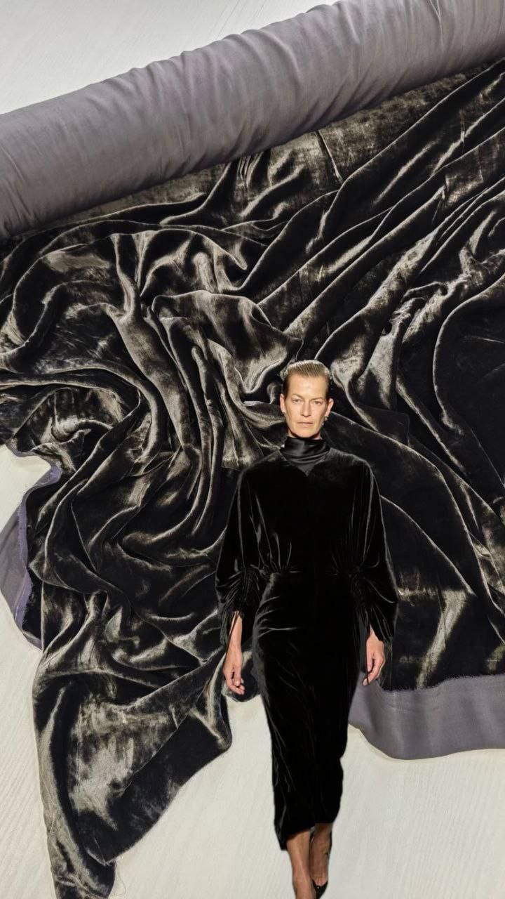 2026-03-20 15.36.03 Balenciaga роскошный черный бархат из Италии купить в Москве со склада недорогие ткани с доставкой