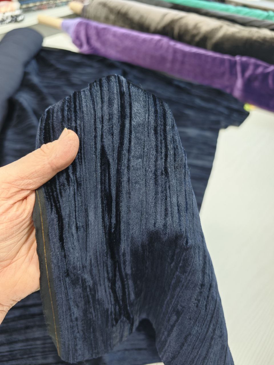 2026-03-20 15.36.44 Итальянский темно-синий бархат крэш купить в Москве со склада недорогие ткани с доставкой