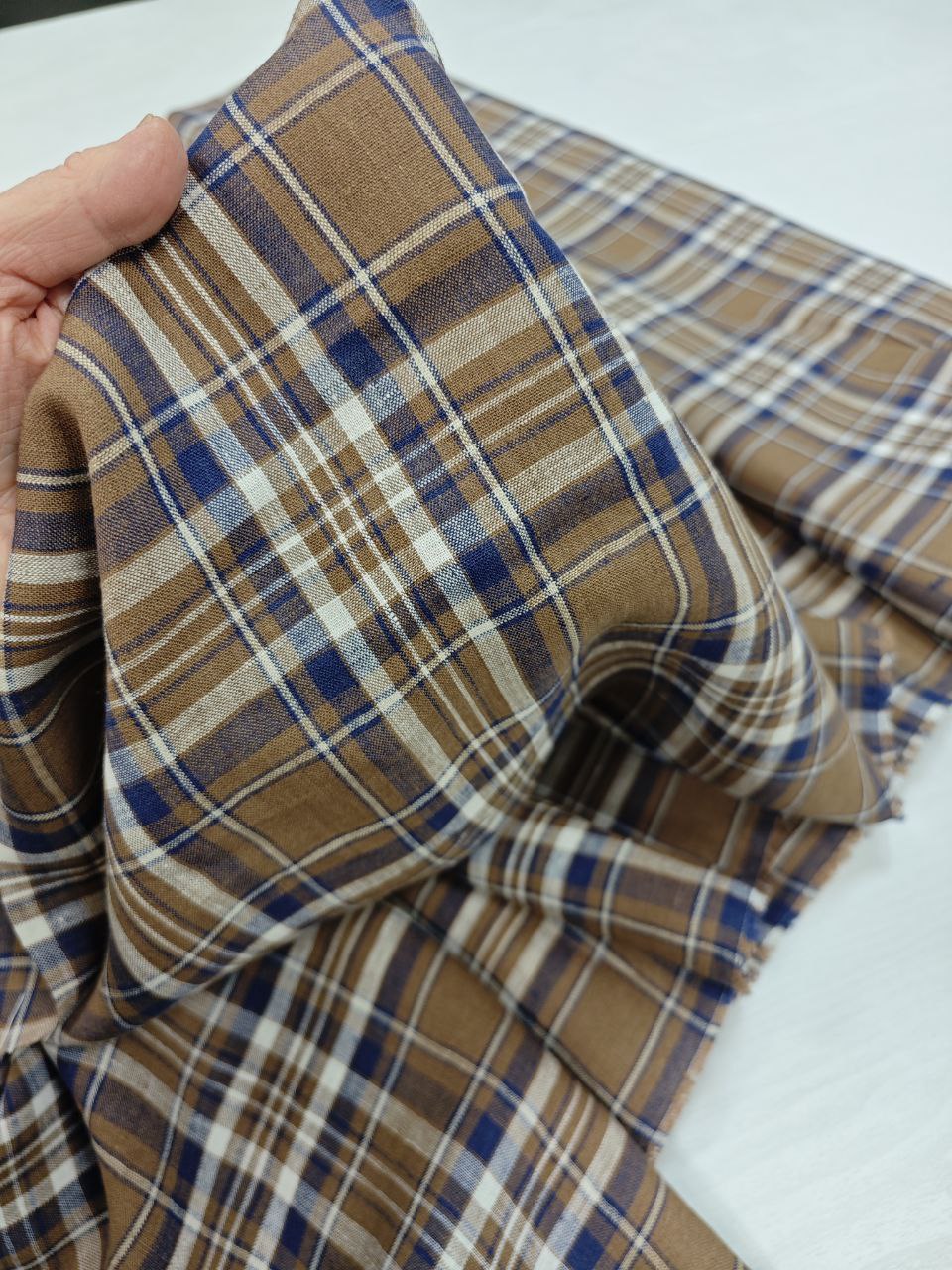 2026-03-20 15.52.27 Лен коричневый в сине-белую в клетку купить в розницу недорого