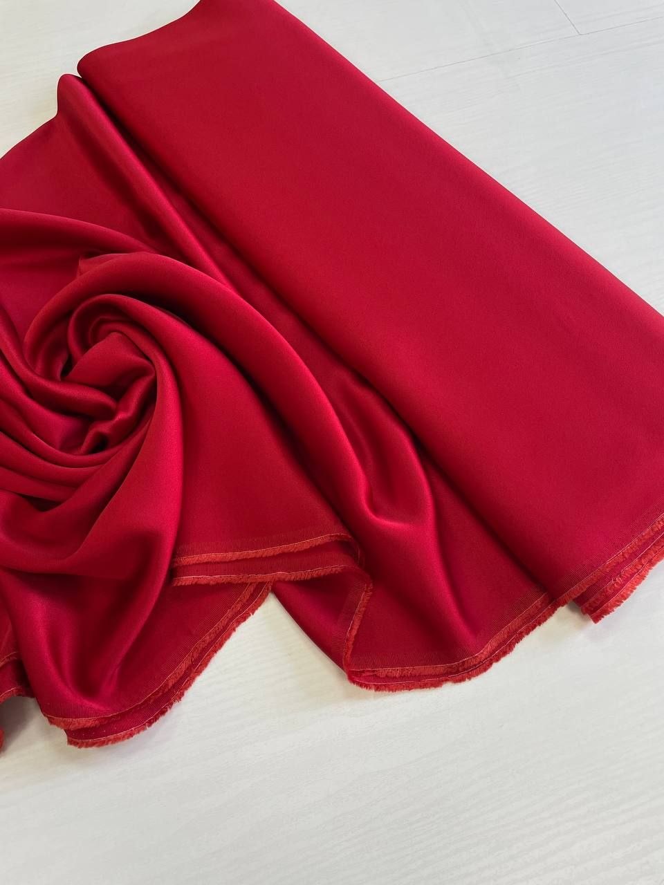 2026-04-14 19.56.15 Итальянское кади насыщенного красного цвета популярные ткани 2026 года из пинтерест