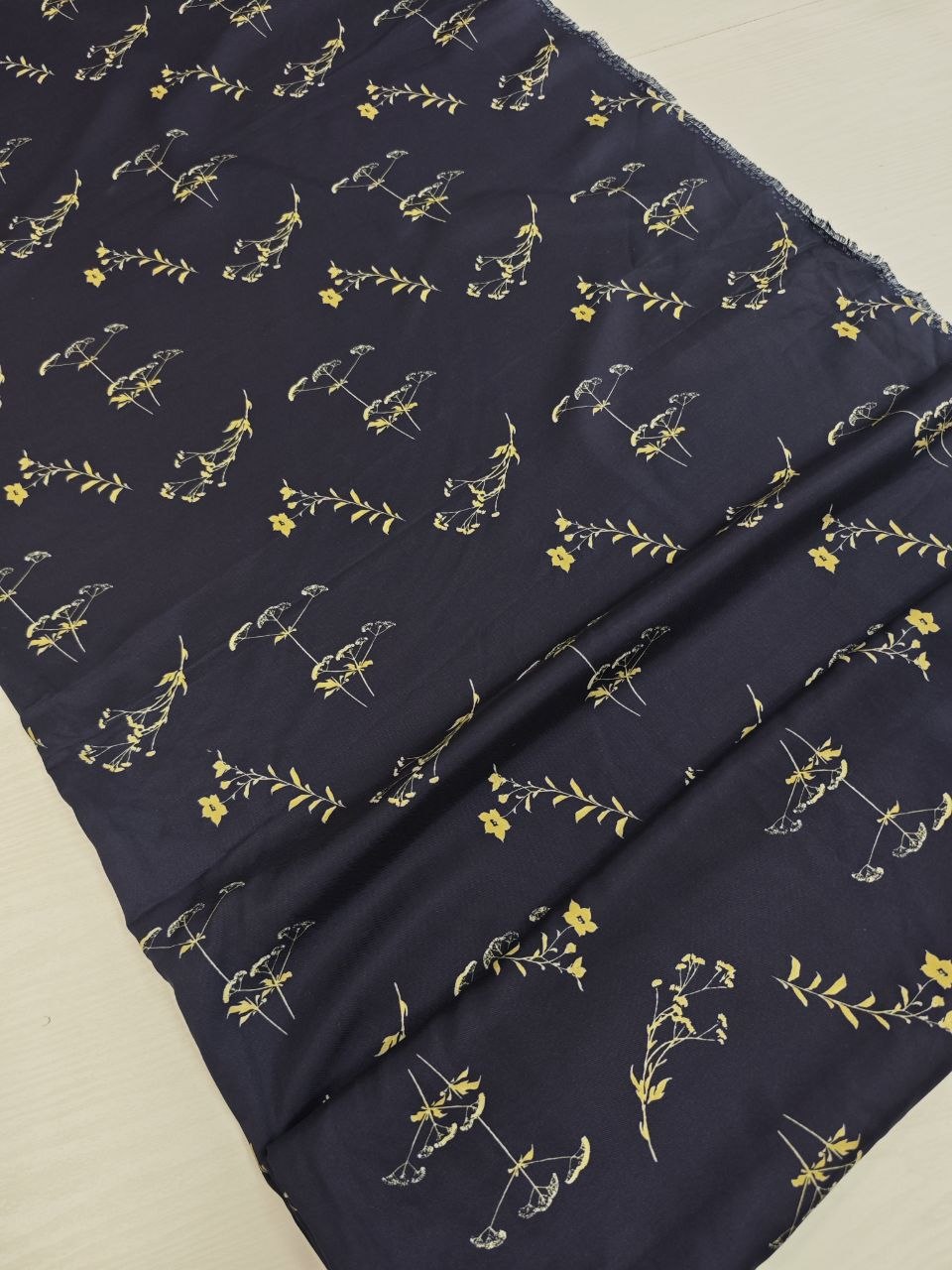 2026-04-14 20.02.32 Темно синяя вискоза с принтом из Италии популярные ткани 2026 года из пинтерест