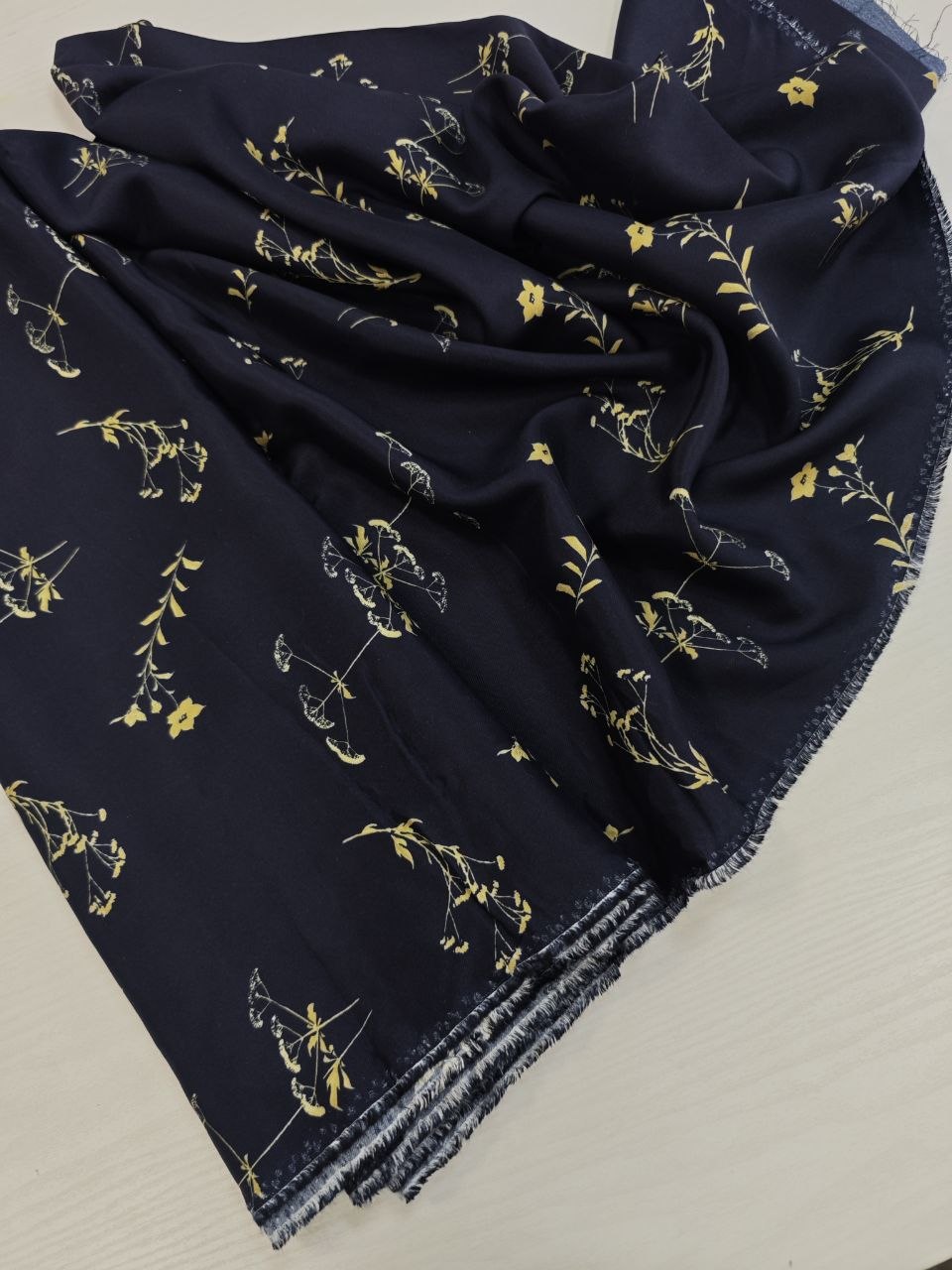 2026-04-14 20.02.33 Темно синяя вискоза с принтом из Италии в розницу и оптом купить недорого