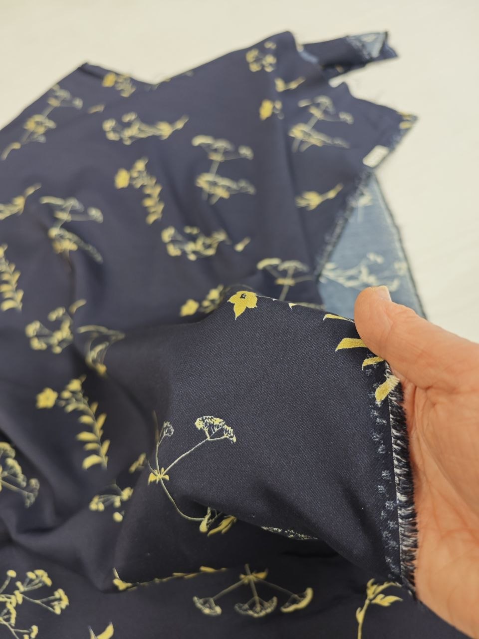 2026-04-14 20.02.38 Темно синяя вискоза с принтом из Италии интернет магазин с доставкой по всей РФ