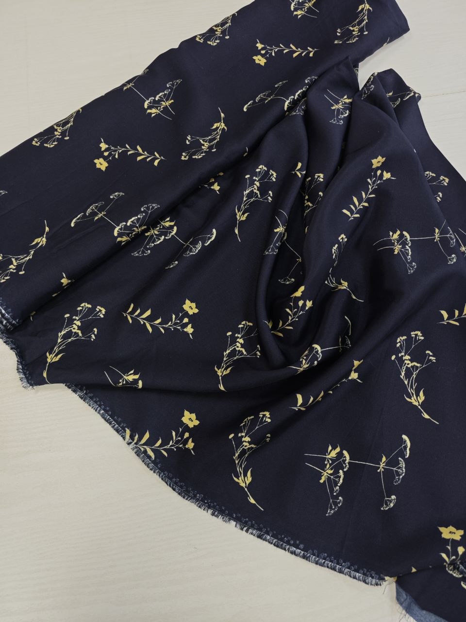 2026-04-14 20.02.40 Темно синяя вискоза с принтом из Италии