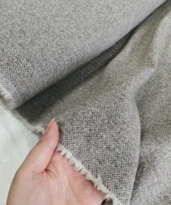 Костюмная бежевая шерсть в елочку от Hugo Boss купить в розницу недорого